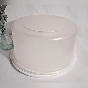 Rubbermaid "Servin Saver" - Vintage Cake Server, Holder , Snap Lid